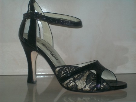 MODELO 04.- $800.- Sandalia con charolado rustico combinada con fino cuero estampado en negro y beige. Talón calado. Taco 8.5 cm.